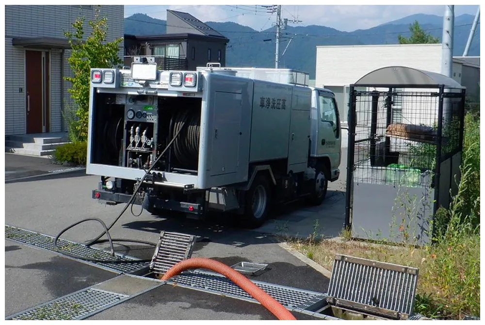 側溝清掃の作業風景